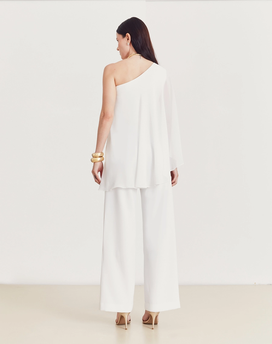 O Macacão Cassandra é confeccionado em Crepe Zara, um tecido levemente texturizado que oferece um caimento leve e fluido, ideal para quem busca conforto e elegância.