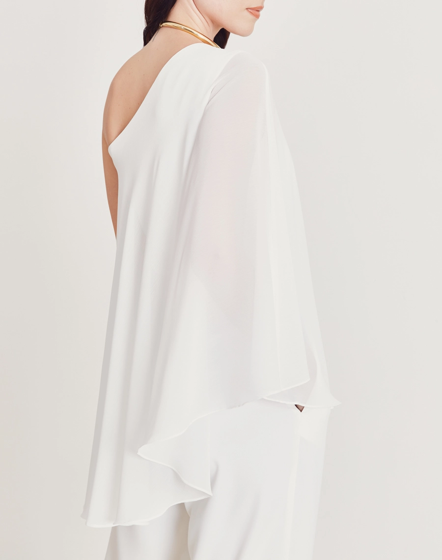 O Macacão Cassandra é confeccionado em Crepe Zara, um tecido levemente texturizado que oferece um caimento leve e fluido, ideal para quem busca conforto e elegância.