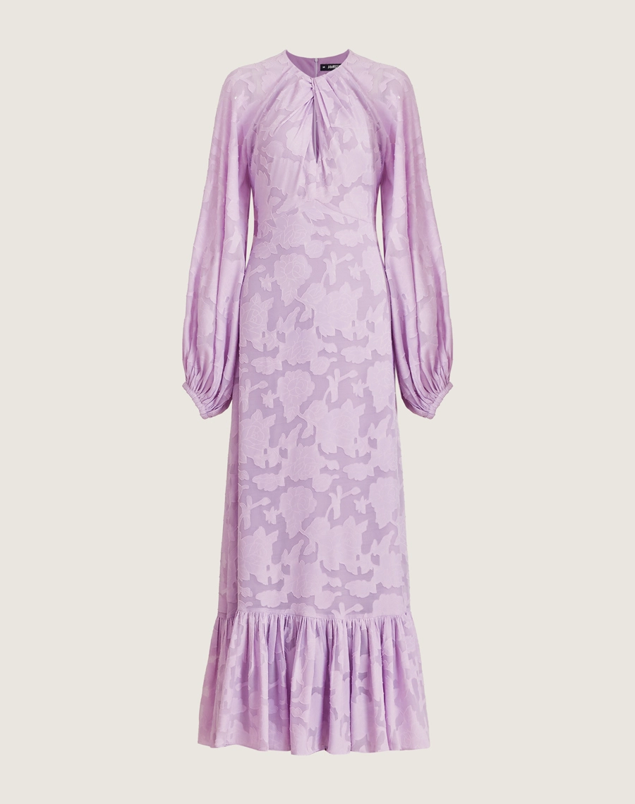 Vestido longo lavanda em jacquard floral com mangas bufantes e babado na barra. Sofisticação e elegância para eventos especiais.