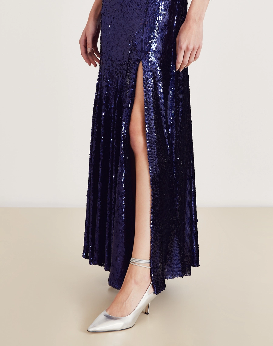 O Vestido Longo Elisa é confeccionado em paetê bordado. É a escolha perfeita para quem busca conforto e estilo, sem perder a elegância, sendo ideal para bailes de gala ou qualquer evento que exija uma roupa com muito brilho e sofisticação.
