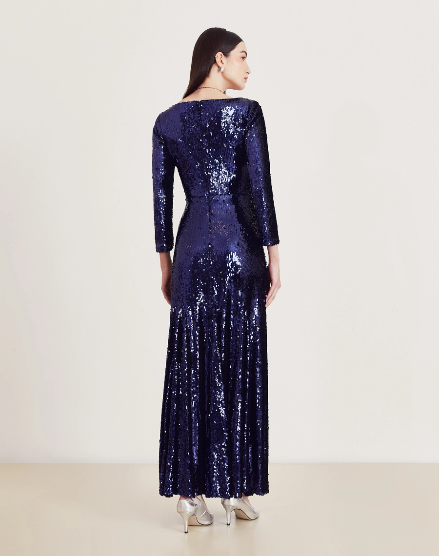 O Vestido Longo Elisa é confeccionado em paetê bordado. É a escolha perfeita para quem busca conforto e estilo, sem perder a elegância, sendo ideal para bailes de gala ou qualquer evento que exija uma roupa com muito brilho e sofisticação.
