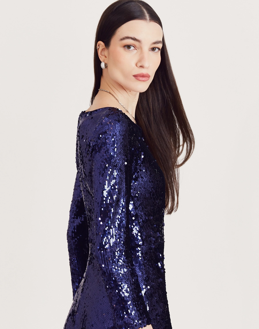 O Vestido Longo Elisa é confeccionado em paetê bordado. É a escolha perfeita para quem busca conforto e estilo, sem perder a elegância, sendo ideal para bailes de gala ou qualquer evento que exija uma roupa com muito brilho e sofisticação.

