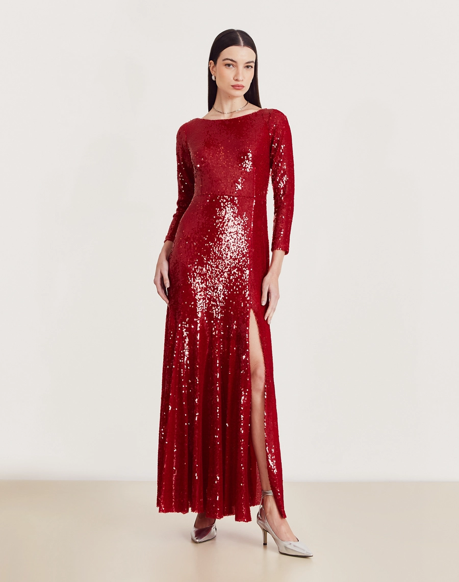 O Vestido Longo Elisa é confeccionado em paetê bordado. É a escolha perfeita para quem busca conforto e estilo, sem perder a elegância, sendo ideal para bailes de gala ou qualquer evento que exija uma roupa com muito brilho e sofisticação.
