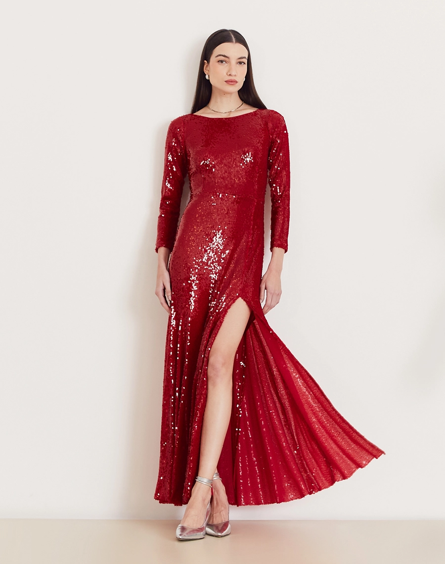 O Vestido Longo Elisa é confeccionado em paetê bordado. É a escolha perfeita para quem busca conforto e estilo, sem perder a elegância, sendo ideal para bailes de gala ou qualquer evento que exija uma roupa com muito brilho e sofisticação.
