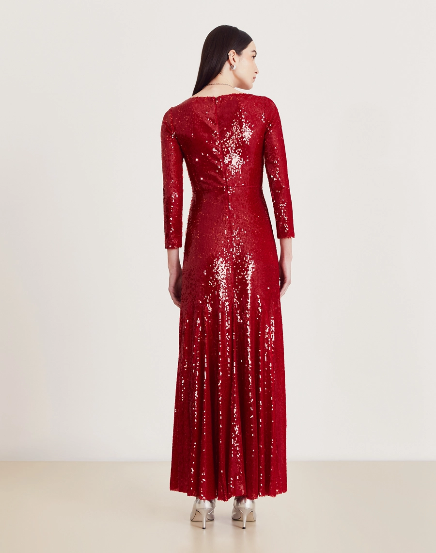 O Vestido Longo Elisa é confeccionado em paetê bordado. É a escolha perfeita para quem busca conforto e estilo, sem perder a elegância, sendo ideal para bailes de gala ou qualquer evento que exija uma roupa com muito brilho e sofisticação.
