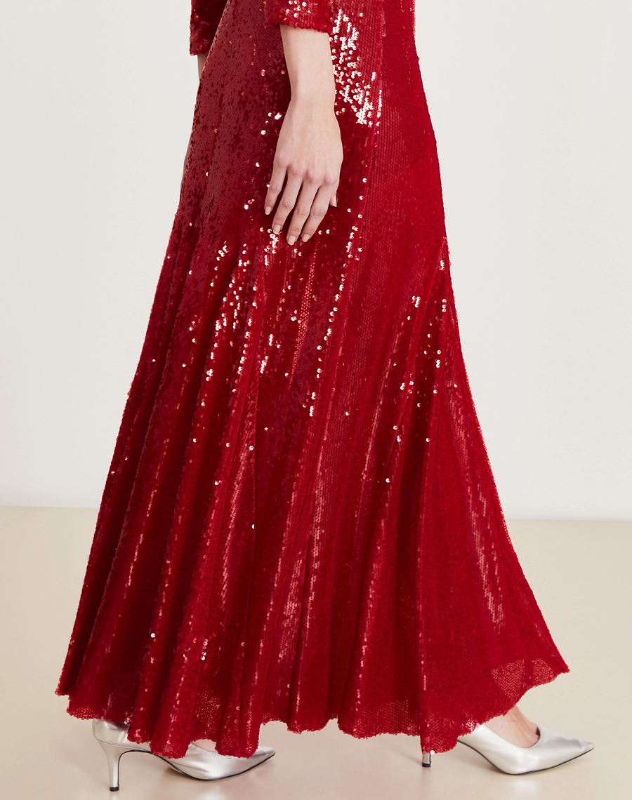 O Vestido Longo Elisa é confeccionado em paetê bordado. É a escolha perfeita para quem busca conforto e estilo, sem perder a elegância, sendo ideal para bailes de gala ou qualquer evento que exija uma roupa com muito brilho e sofisticação.
