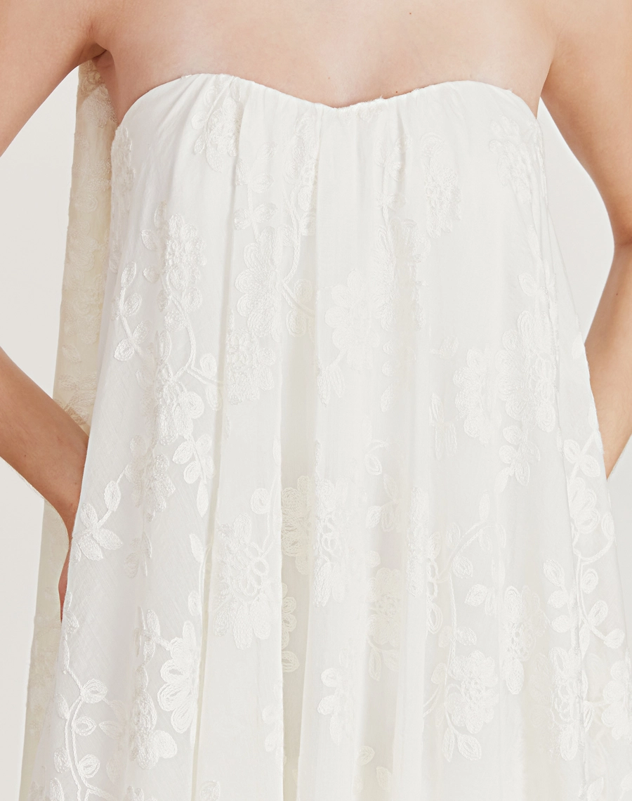 O Vestido Longo Helen é confeccionado em cambraia bordada, tecido leve com toque sedoso, brilho sutil e caimento encorpado.

