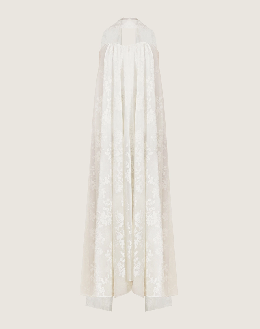 O Vestido Longo Helen é confeccionado em cambraia bordada, tecido leve com toque sedoso, brilho sutil e caimento encorpado.

