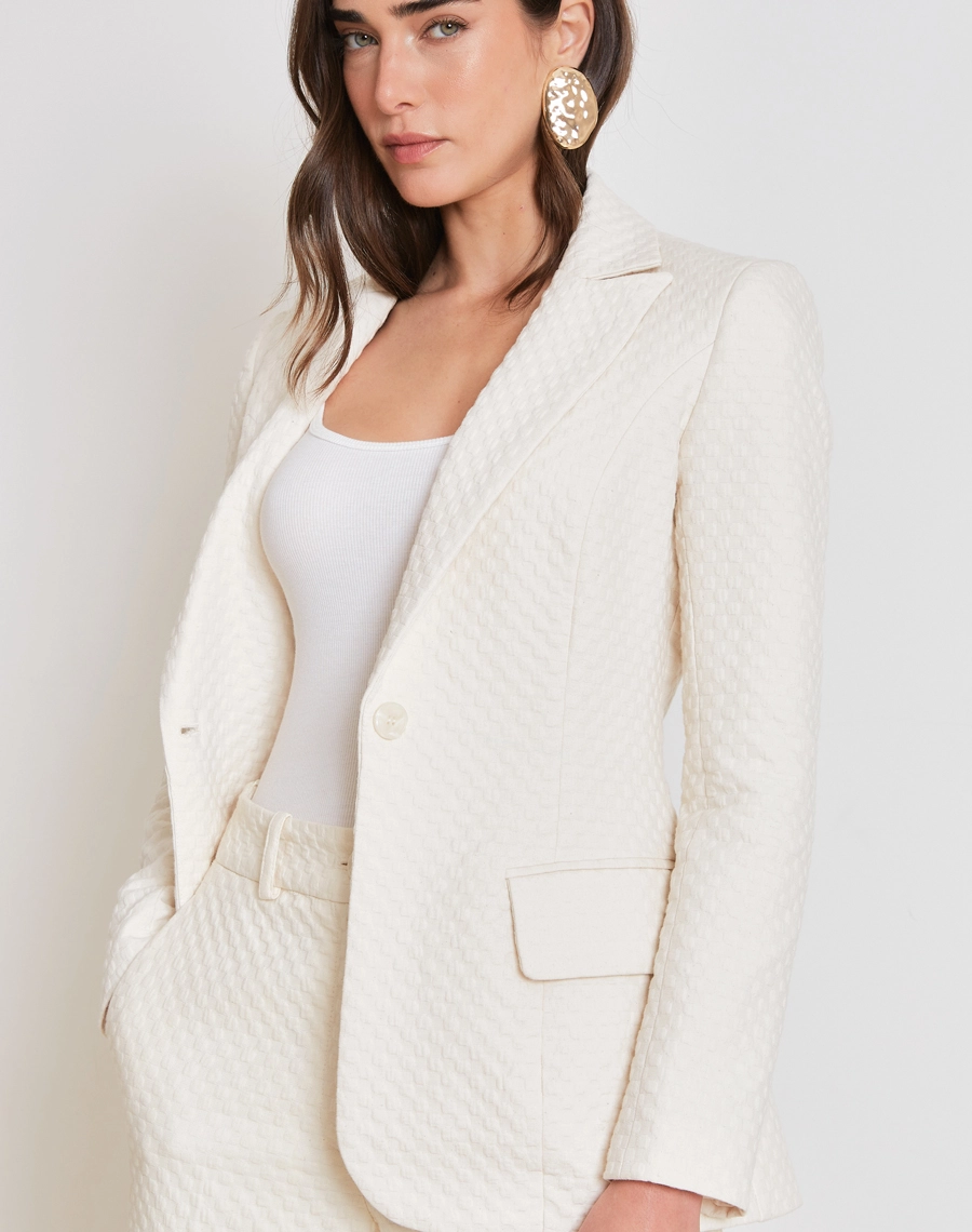 O Blazer Ariadna é confeccionado Jacquard, tecido de alta qualidade, com textura em relevo e desenho sofisticado que valoriza a peça com um visual elegante e refinado.