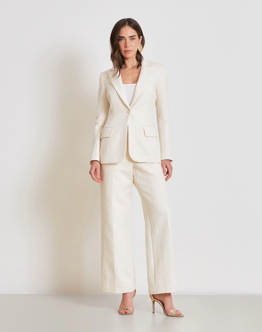 O Blazer Ariadna é confeccionado Jacquard, tecido de alta qualidade, com textura em relevo e desenho sofisticado que valoriza a peça com um visual elegante e refinado.