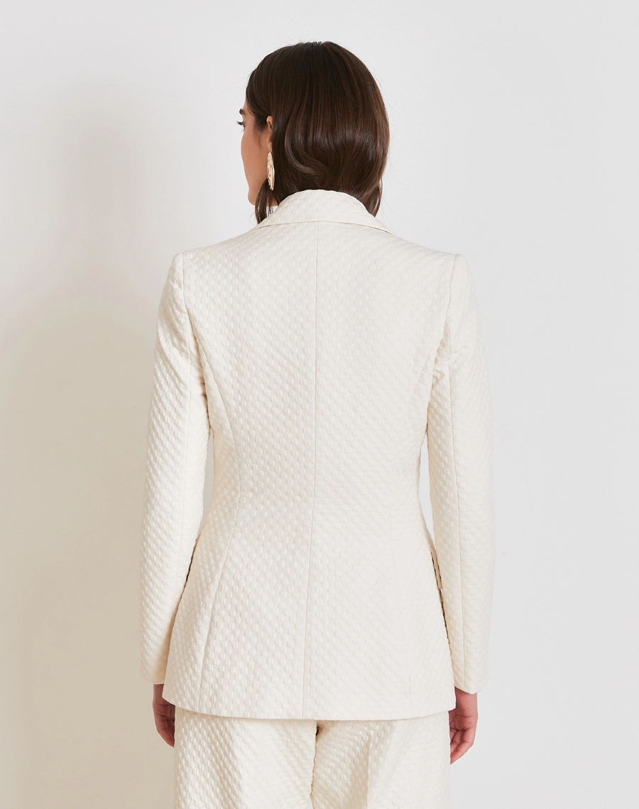 O Blazer Ariadna é confeccionado Jacquard, tecido de alta qualidade, com textura em relevo e desenho sofisticado que valoriza a peça com um visual elegante e refinado.