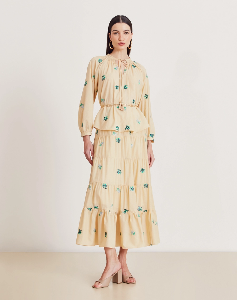Bata feminina em cambraia bordada com decote ajustável e mangas longas. Leve, romântica e ideal para compor looks elegantes nos dias quentes.