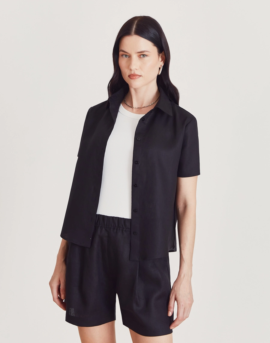 A Camisa Safira é confeccionada em linho. É perfeita para viagens, coquetéis diurnos ou looks casuais, trazendo modernidade e sofisticação ao dia a dia. 