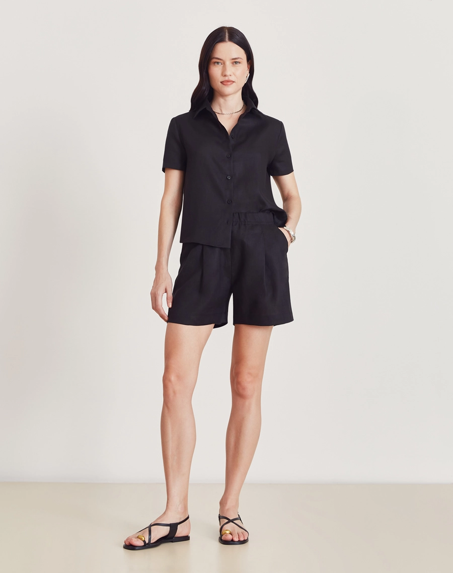 A Camisa Safira é confeccionada em linho. É perfeita para viagens, coquetéis diurnos ou looks casuais, trazendo modernidade e sofisticação ao dia a dia. 