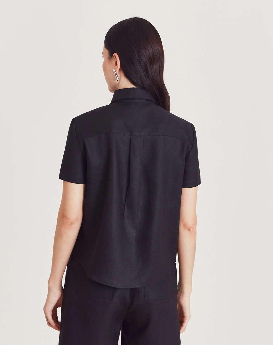 A Camisa Safira é confeccionada em linho. É perfeita para viagens, coquetéis diurnos ou looks casuais, trazendo modernidade e sofisticação ao dia a dia. 