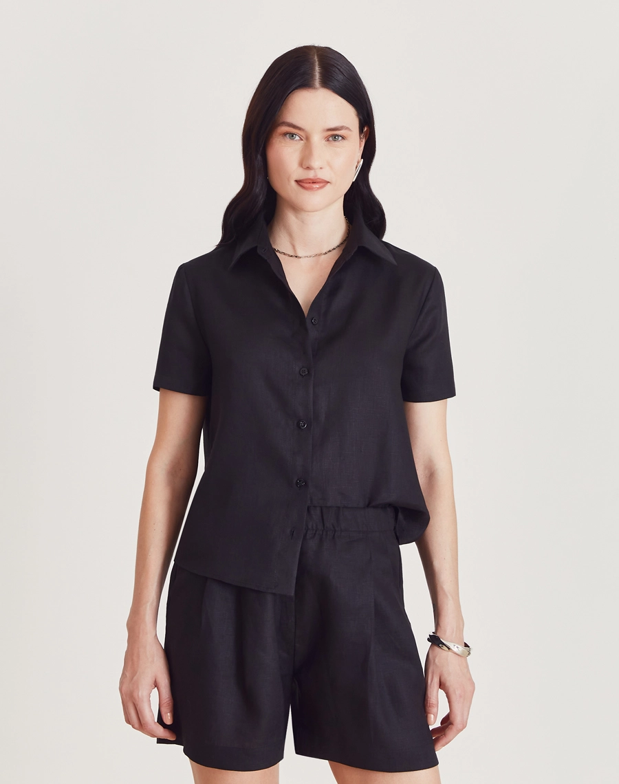 A Camisa Safira é confeccionada em linho. É perfeita para viagens, coquetéis diurnos ou looks casuais, trazendo modernidade e sofisticação ao dia a dia. 