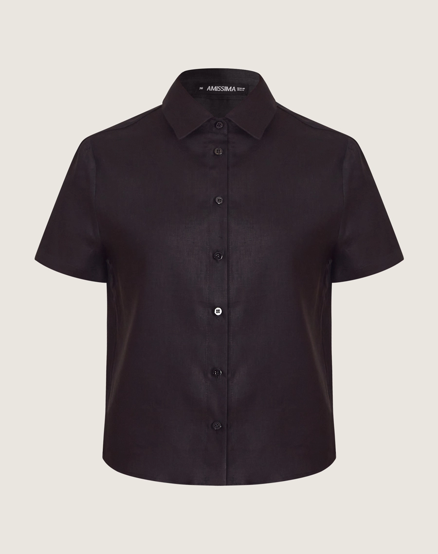 A Camisa Safira é confeccionada em linho. É perfeita para viagens, coquetéis diurnos ou looks casuais, trazendo modernidade e sofisticação ao dia a dia. 