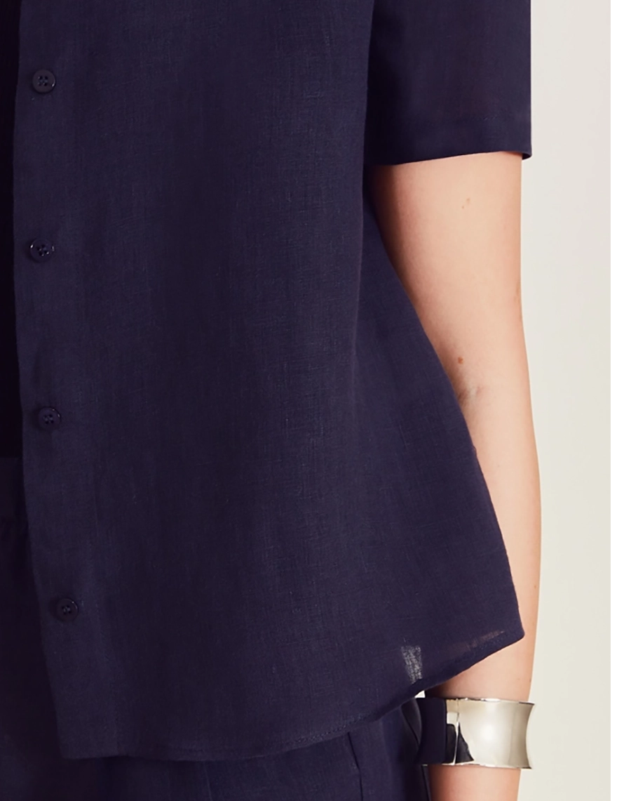 A Camisa Safira é confeccionada em linho. É perfeita para viagens, coquetéis diurnos ou looks casuais, trazendo modernidade e sofisticação ao dia a dia. 