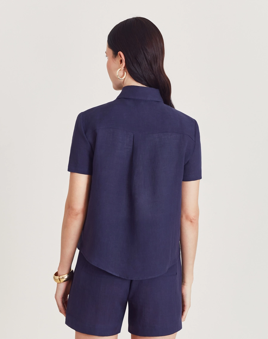 A Camisa Safira é confeccionada em linho. É perfeita para viagens, coquetéis diurnos ou looks casuais, trazendo modernidade e sofisticação ao dia a dia. 