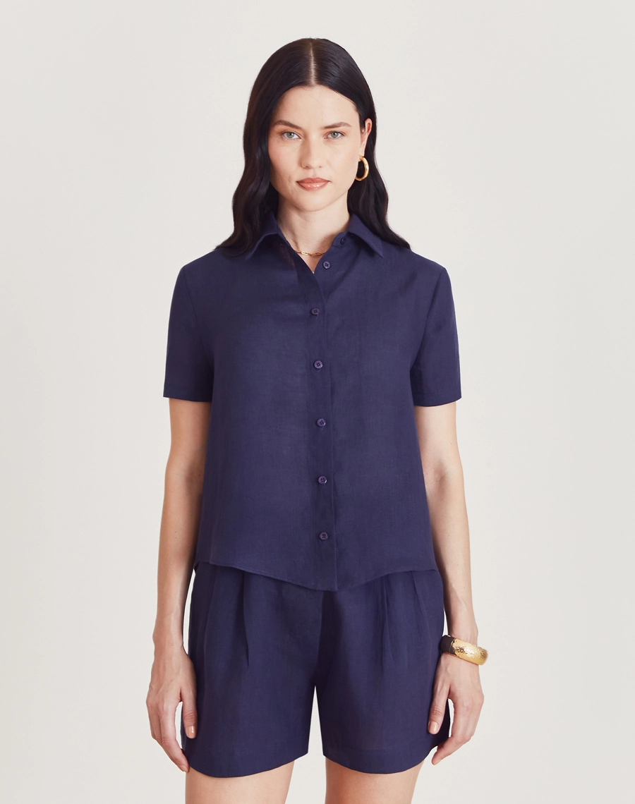 A Camisa Safira é confeccionada em linho. É perfeita para viagens, coquetéis diurnos ou looks casuais, trazendo modernidade e sofisticação ao dia a dia. 