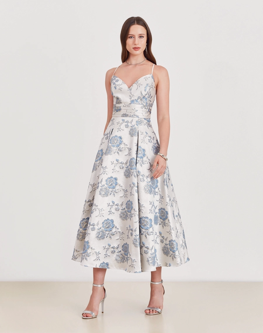 Vestido Midi Madeleine confeccionado em jacquard estampado, tecido com toque elegante e levemente encorpado.