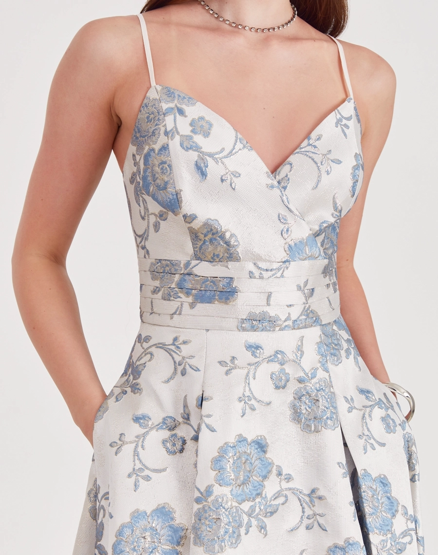 Vestido Midi Madeleine confeccionado em jacquard estampado, tecido com toque elegante e levemente encorpado.