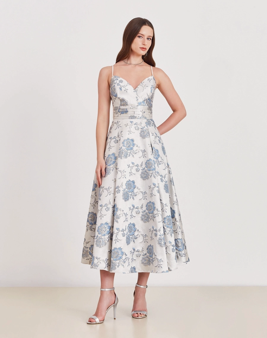 Vestido Midi Madeleine confeccionado em jacquard estampado, tecido com toque elegante e levemente encorpado.