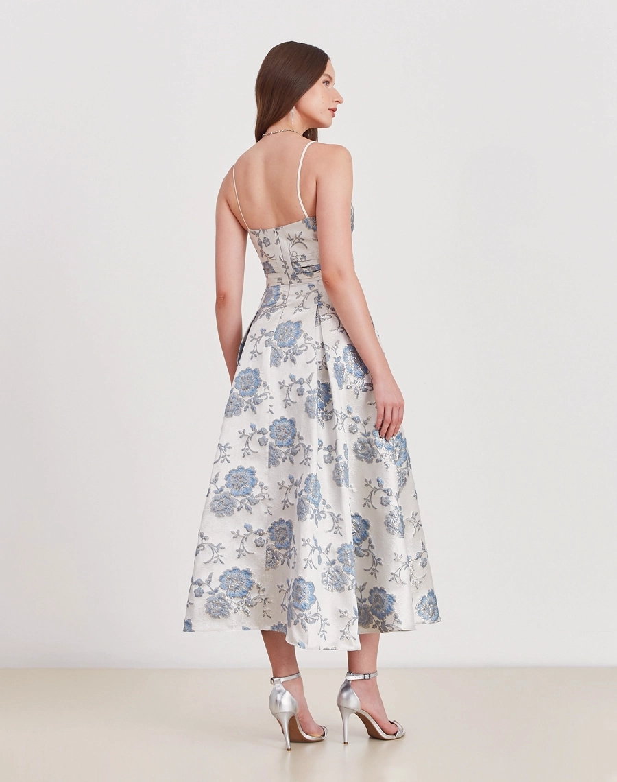 Vestido Midi Madeleine confeccionado em jacquard estampado, tecido com toque elegante e levemente encorpado.