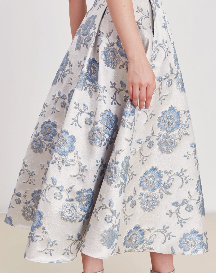 Vestido Midi Madeleine confeccionado em jacquard estampado, tecido com toque elegante e levemente encorpado.