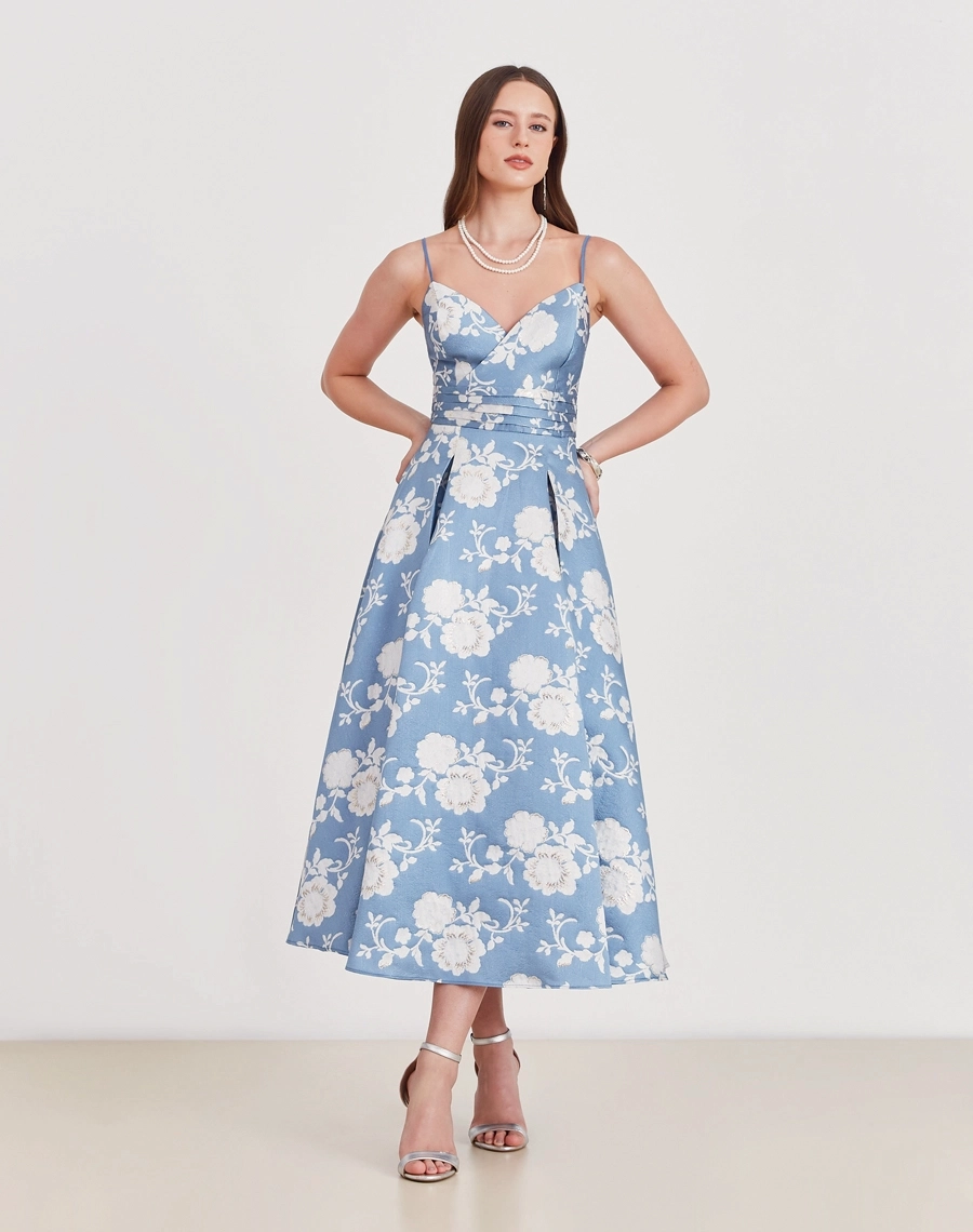 Vestido Midi Madeleine confeccionado em jacquard estampado, tecido com toque elegante e levemente encorpado.