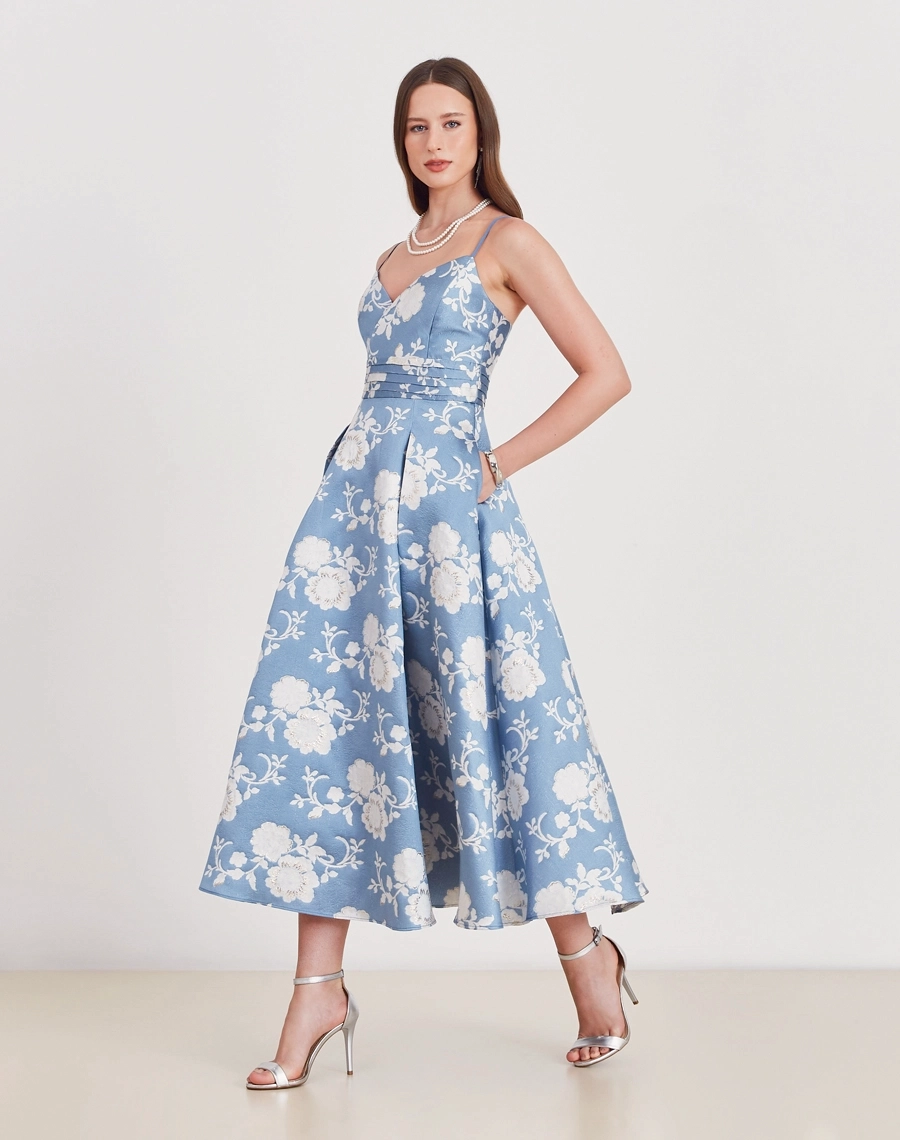 Vestido Midi Madeleine confeccionado em jacquard estampado, tecido com toque elegante e levemente encorpado.
