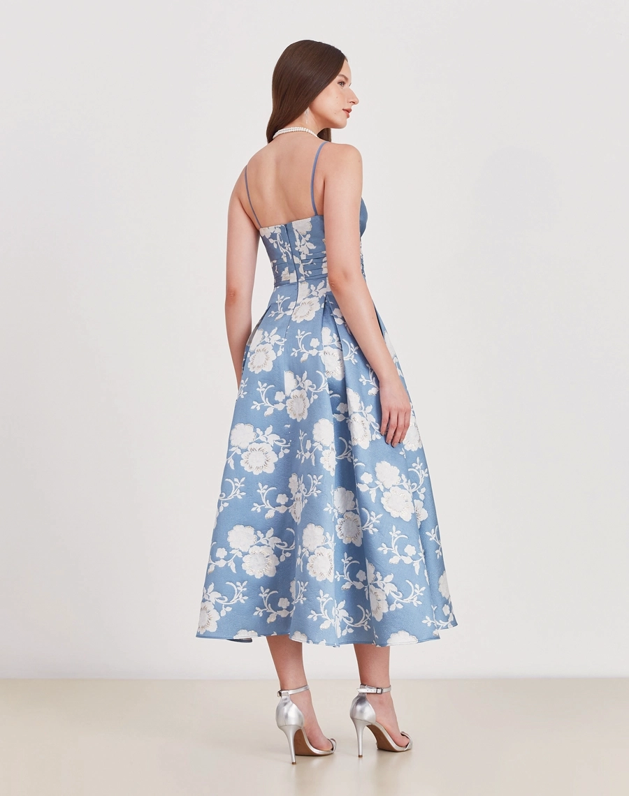Vestido Midi Madeleine confeccionado em jacquard estampado, tecido com toque elegante e levemente encorpado.