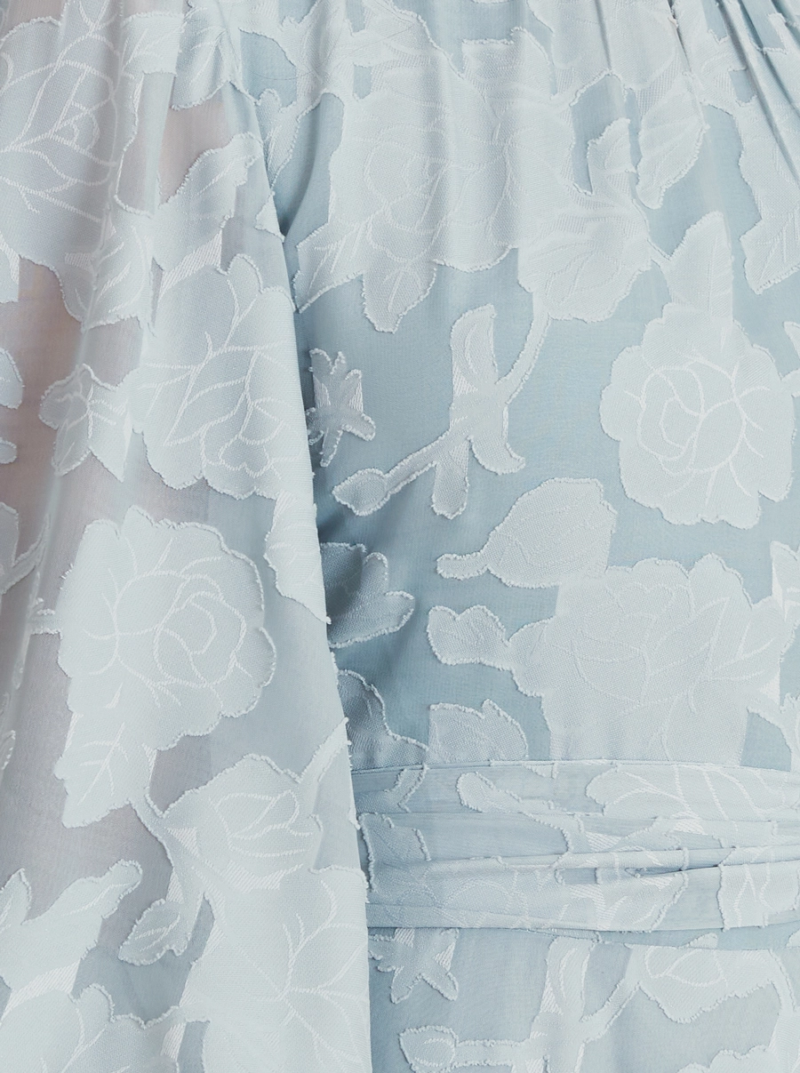 Vestido midi em jacquard floral azul, com mangas bufantes, faixa na cintura e caimento elegante. Ideal para eventos formais.