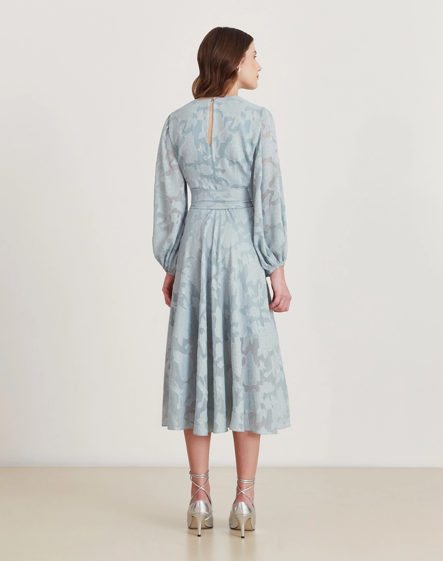 Vestido midi em jacquard floral azul, com mangas bufantes, faixa na cintura e caimento elegante. Ideal para eventos formais.