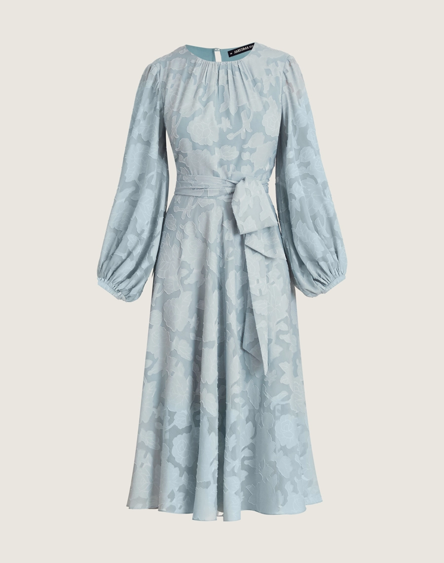Vestido midi em jacquard floral azul, com mangas bufantes, faixa na cintura e caimento elegante. Ideal para eventos formais.