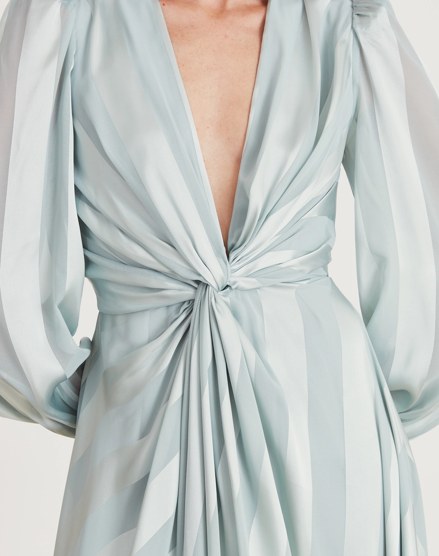 O Vestido Longo Pilar é confeccionado em chiffon maquinetado com brilho acetinado. Com decote V profundo, mangas longas e saia fluida. Ideal para eventos noturnos e casamentos.