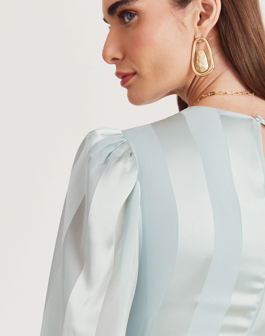 O Vestido Longo Pilar é confeccionado em chiffon maquinetado com brilho acetinado. Com decote V profundo, mangas longas e saia fluida. Ideal para eventos noturnos e casamentos.