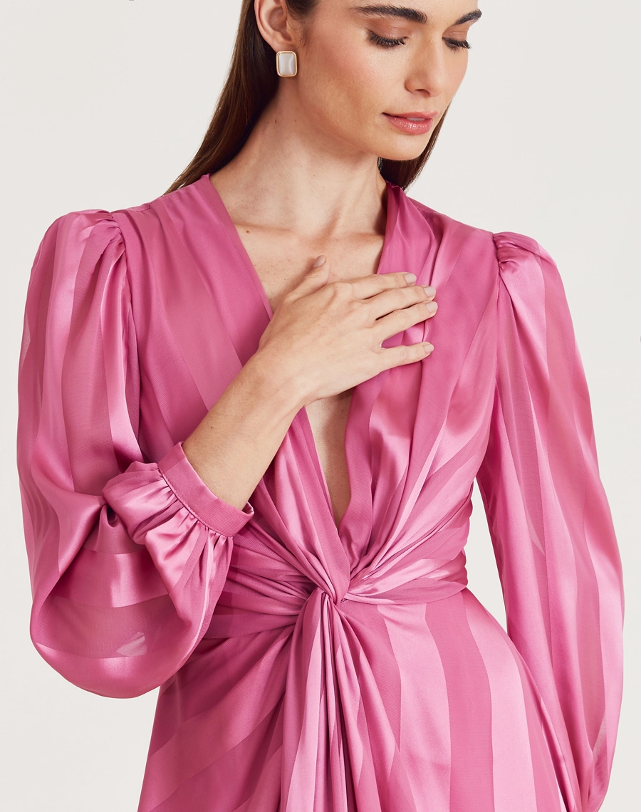 O Vestido Longo Pilar é confeccionado em chiffon maquinetado com brilho acetinado. Com decote V profundo, mangas longas e saia fluida. Ideal para eventos noturnos e casamentos.