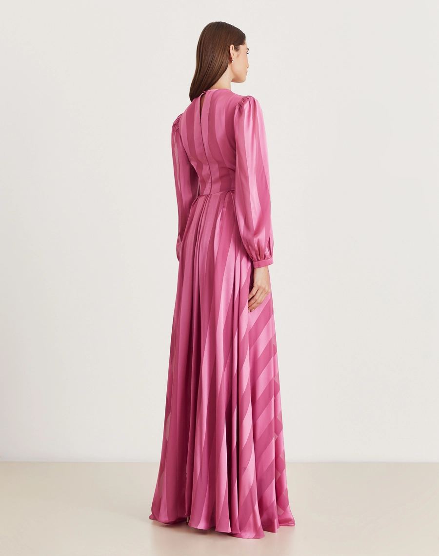 O Vestido Longo Pilar é confeccionado em chiffon maquinetado com brilho acetinado. Com decote V profundo, mangas longas e saia fluida. Ideal para eventos noturnos e casamentos.