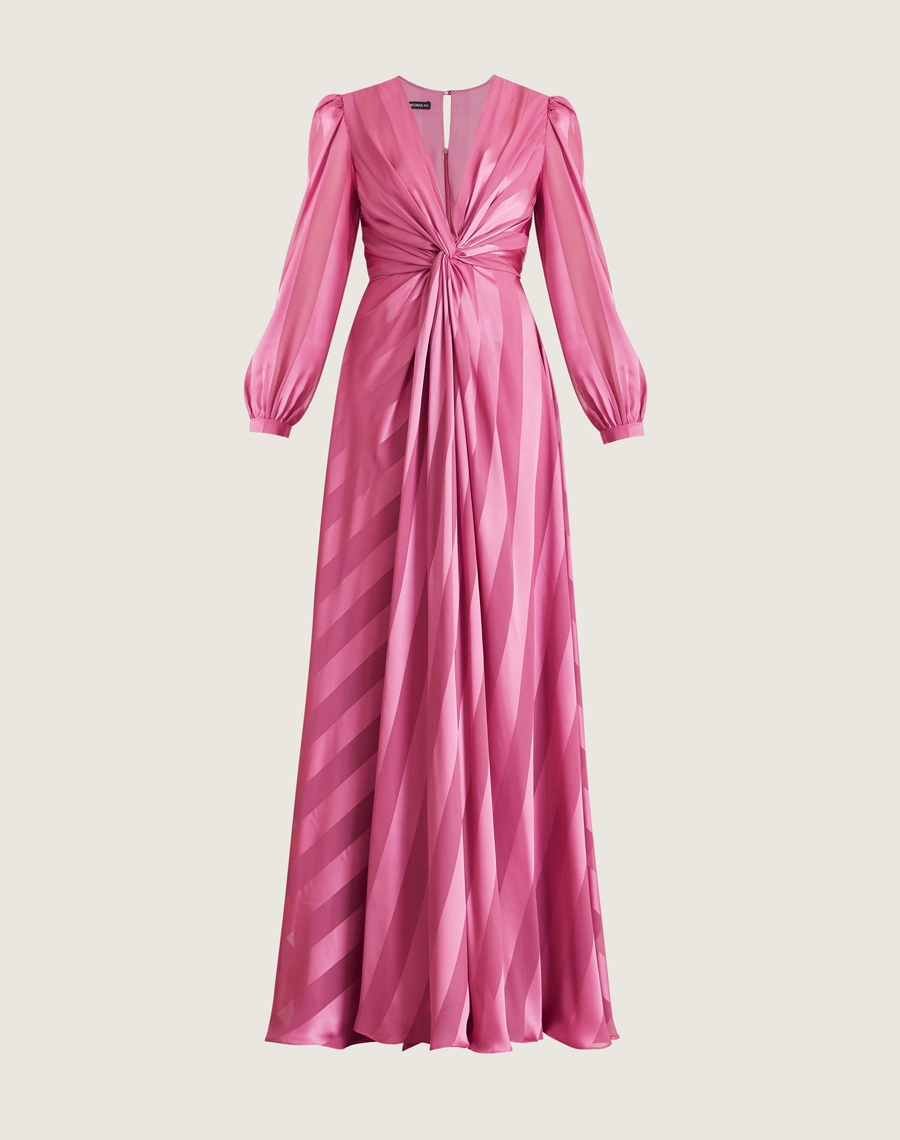 O Vestido Longo Pilar é confeccionado em chiffon maquinetado com brilho acetinado. Com decote V profundo, mangas longas e saia fluida. Ideal para eventos noturnos e casamentos.