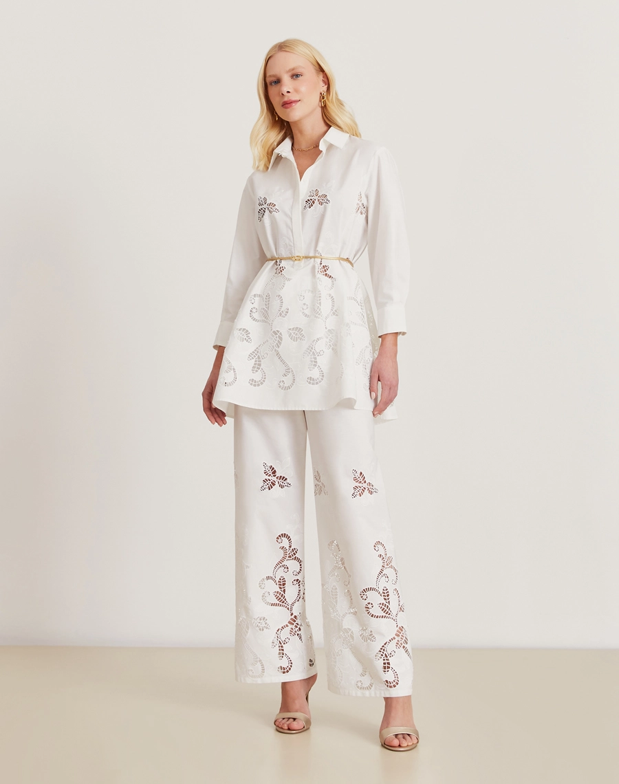 A Camisa Maite é uma peça que traduz feminilidade e conforto, ideal para compor produções sofisticadas e cheias de estilo.