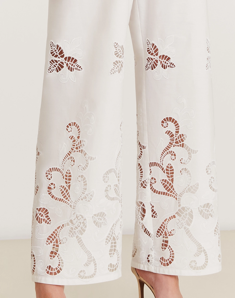 A calça Maite é feita em algoão,perfeita para combinações com blusas leves ou camisas de algodão, criando produções que equilibram conforto e sofisticação.
