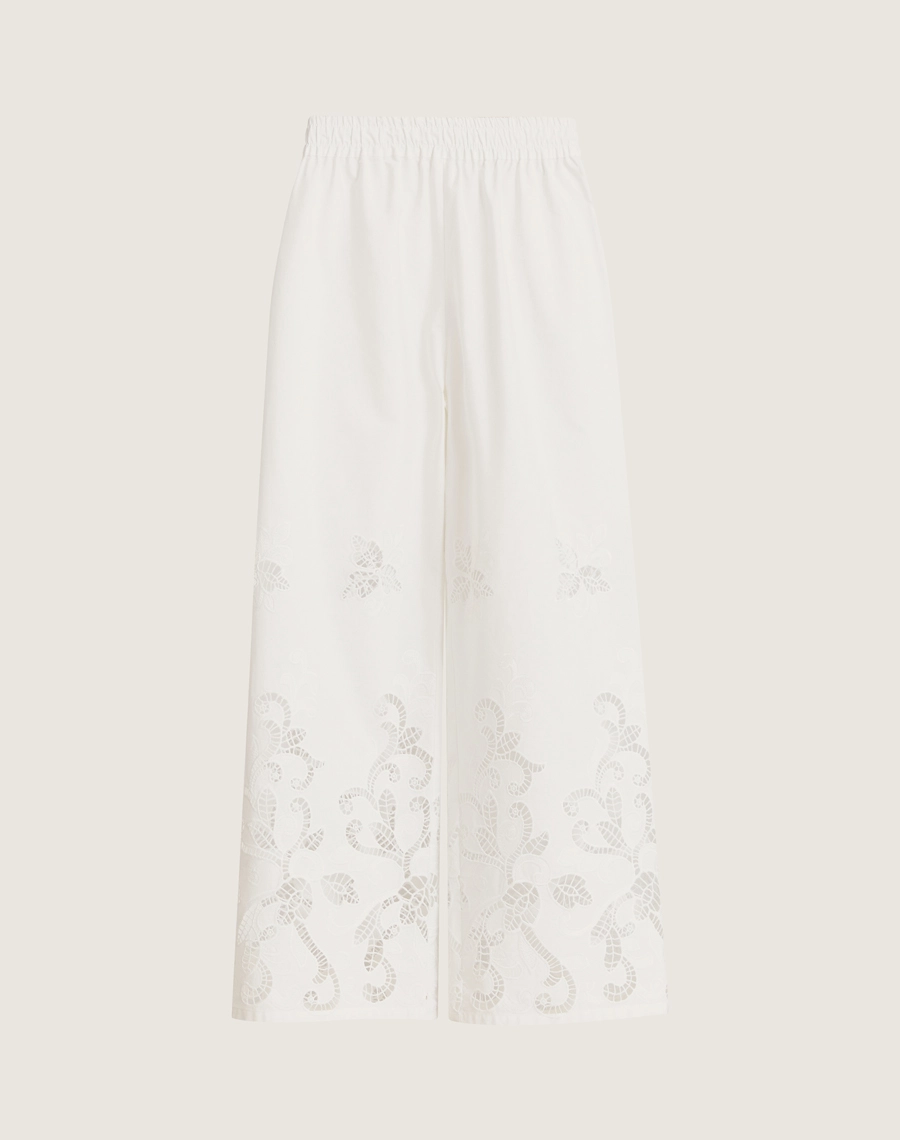 A calça Maite é feita em algoão,perfeita para combinações com blusas leves ou camisas de algodão, criando produções que equilibram conforto e sofisticação.