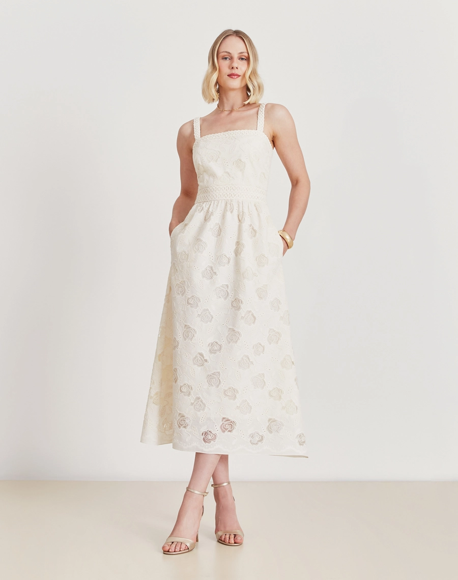 O Vestido Midi Daphne é confeccionado em cambraia bordada. Com detalhe de flores bordadas, esse vestido midi Amissima é perfeito para quem busca um visual delicado, leve e elegante. Ideal para ocasiões como coquetéis, brunches ou passeios diurnos