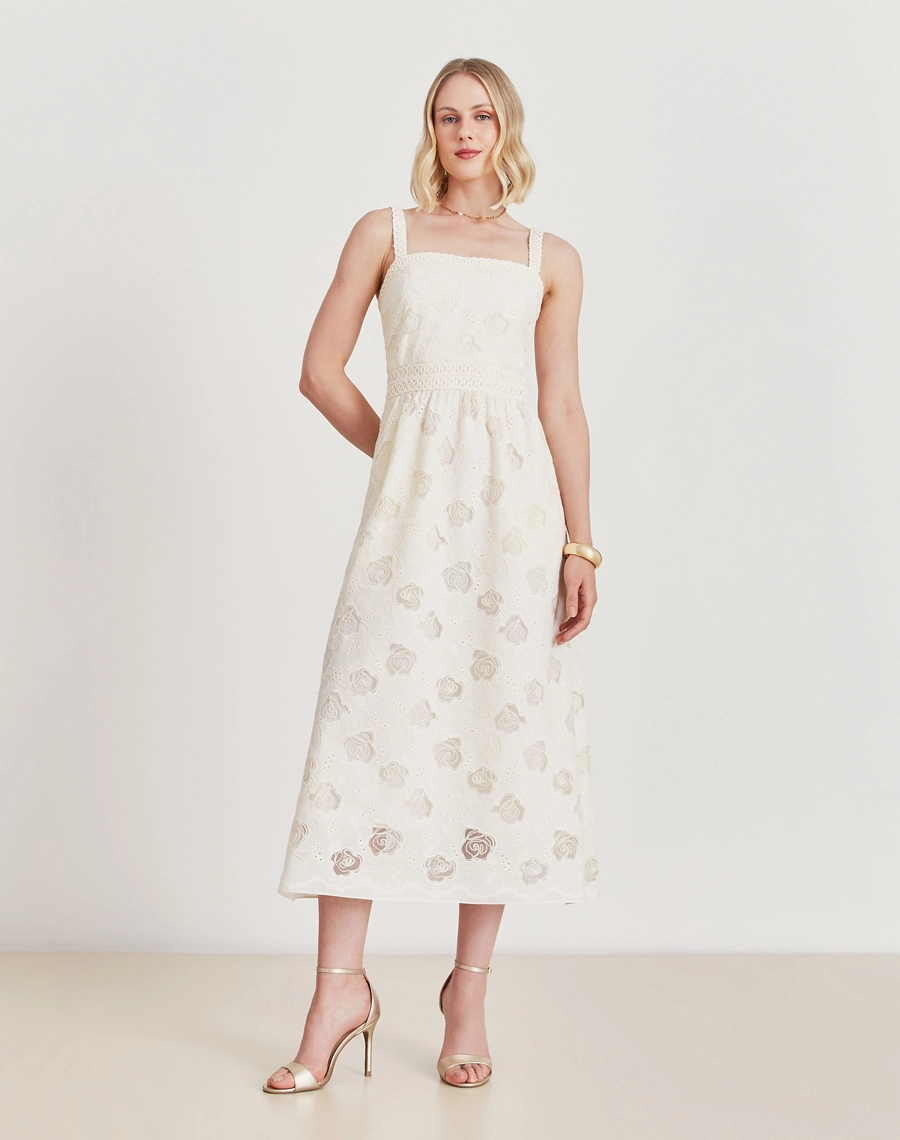 O Vestido Midi Daphne é confeccionado em cambraia bordada. Com detalhe de flores bordadas, esse vestido midi Amissima é perfeito para quem busca um visual delicado, leve e elegante. Ideal para ocasiões como coquetéis, brunches ou passeios diurnos
