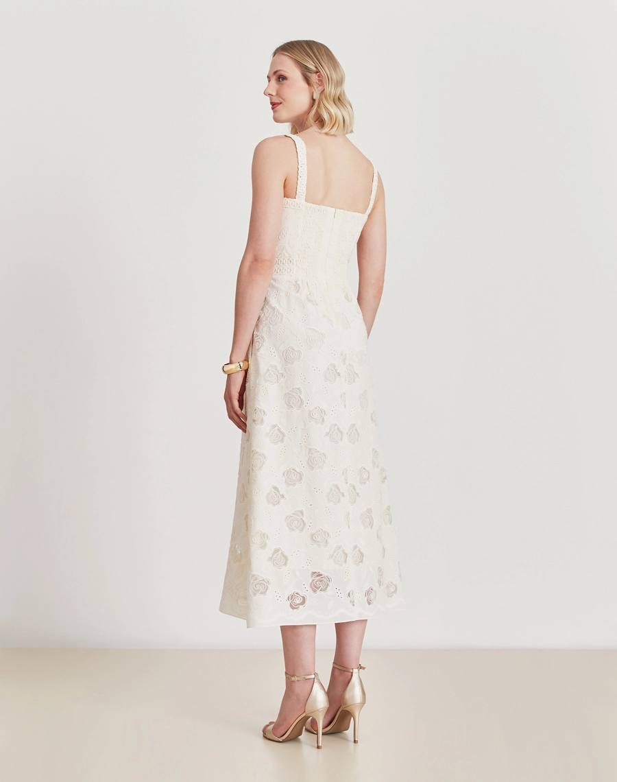 O Vestido Midi Daphne é confeccionado em cambraia bordada. Com detalhe de flores bordadas, esse vestido midi Amissima é perfeito para quem busca um visual delicado, leve e elegante. Ideal para ocasiões como coquetéis, brunches ou passeios diurnos