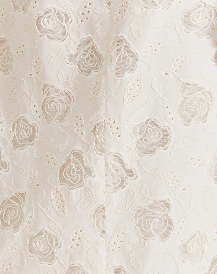 O Vestido Midi Daphne é confeccionado em cambraia bordada. Com detalhe de flores bordadas, esse vestido midi Amissima é perfeito para quem busca um visual delicado, leve e elegante. Ideal para ocasiões como coquetéis, brunches ou passeios diurnos