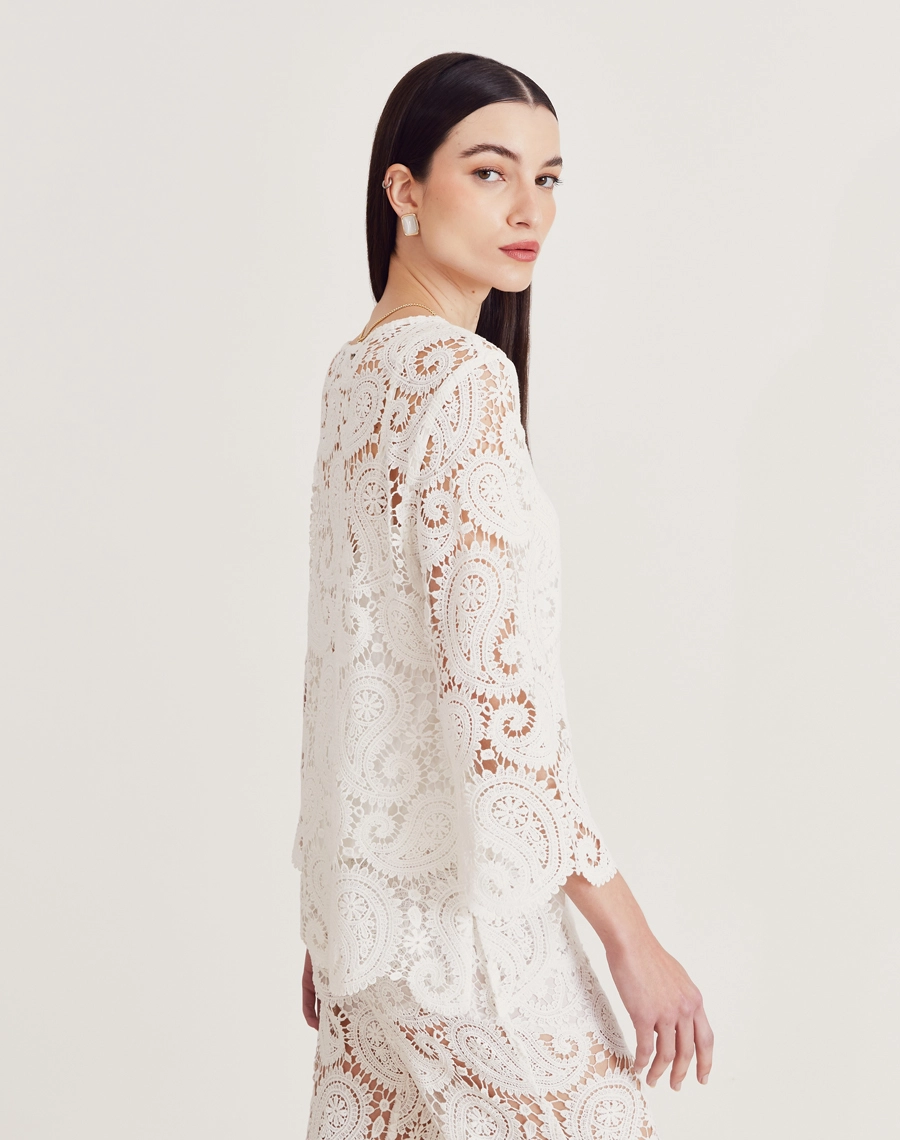 Conjunto em renda de algodão com desenhos paisley, toque macio e caimento leve. Ideal para eventos ao ar livre e looks resort chic.