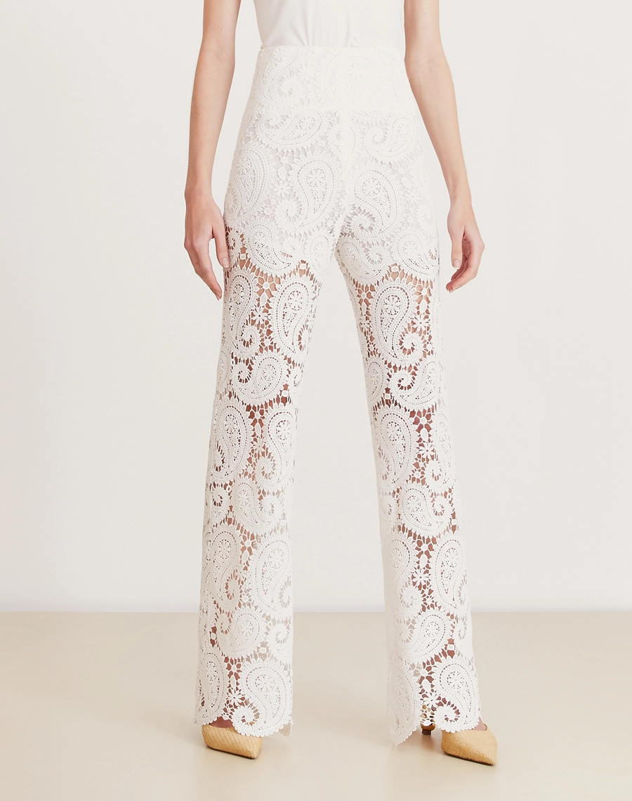 Conjunto em renda de algodão com desenhos paisley, toque macio e caimento leve. Ideal para eventos ao ar livre e looks resort chic.
