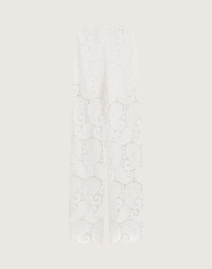 Conjunto em renda de algodão com desenhos paisley, toque macio e caimento leve. Ideal para eventos ao ar livre e looks resort chic.